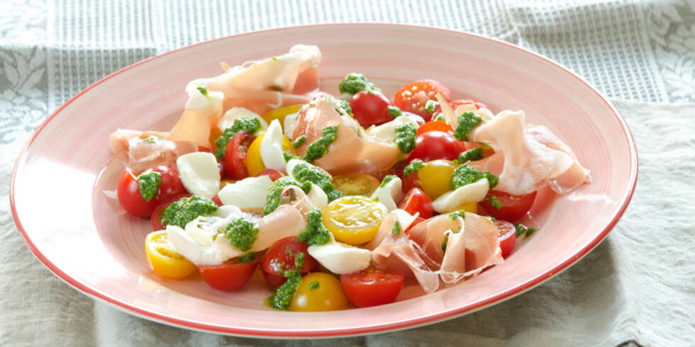 OPPSKRIFT PÅ TOMAT- OG MOZZARELLASALAT MED BASILIKUMPESTO OG SPEKESKINKE: Her er det bare å nyte i vei! OPPSKRIFT PÅ TOMAT- OG MOZZARELLASALAT MED BASILIKUMPESTO OG SPEKESKINKE: Her er det bare å nyte i vei!