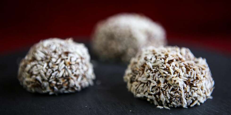 OPPSKRIFT PÅ SJOKOLADEBOLLER: Sjokoladeboller lager du enkelt ved å blande sammen alle ingrediensene i, forme til baller og rulle dem i kokos. OPPSKRIFT PÅ SJOKOLADEBOLLER: Sjokoladeboller lager du enkelt ved å blande sammen alle ingrediensene i, forme til baller og rulle dem i kokos.