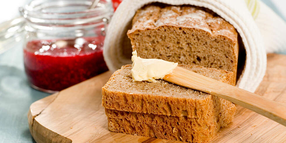 OPPSKRIFT PÅ SAFTIG GROVBRØD MED SPELT. Så lett baker du speltbrød hjemme. OPPSKRIFT PÅ SAFTIG GROVBRØD MED SPELT. Så lett baker du speltbrød hjemme.