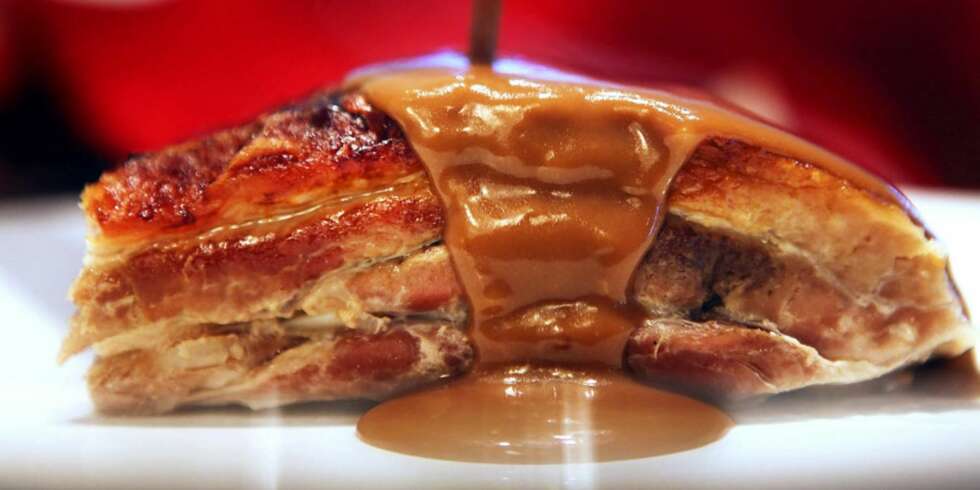 SAUS TIL RIBBE: Mange er uenige om man skal ha saus til ribba. SAUS TIL RIBBE: Mange er uenige om man skal ha saus til ribba.