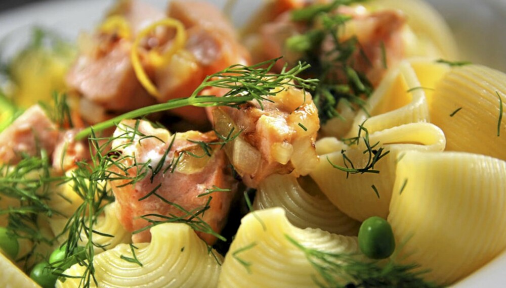 OPPSKRIFT PÅ LAKS: Laks med pasta blir supert med erter og masse, frisk dill. OPPSKRIFT PÅ LAKS: Laks med pasta blir supert med erter og masse, frisk dill.