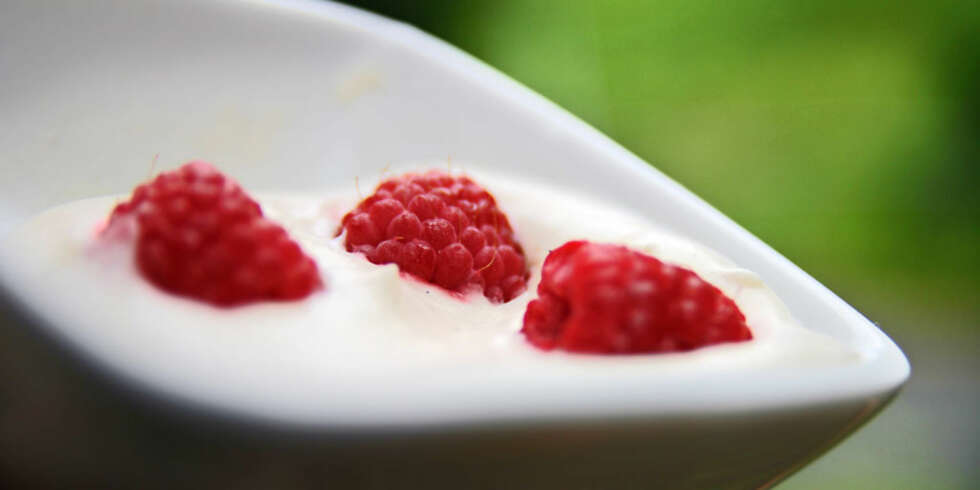 BRINGEBÆR: Bringebær blir nydelig sammen med yoghurt, vanilje og rømme. BRINGEBÆR: Bringebær blir nydelig sammen med yoghurt, vanilje og rømme.