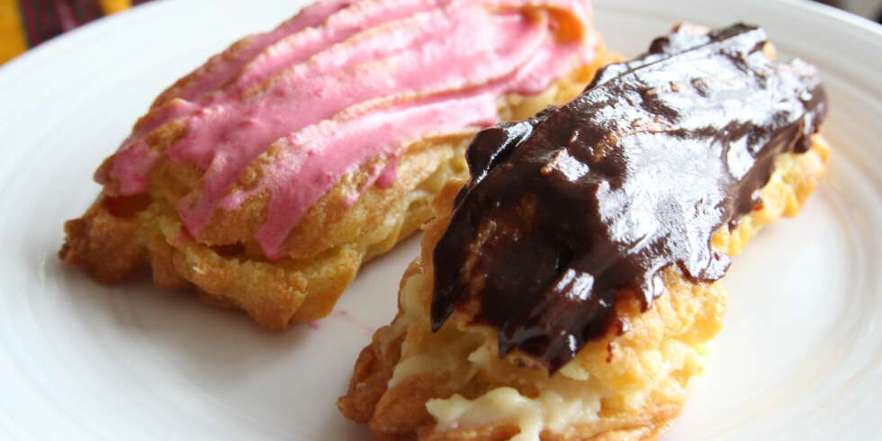 LAG ECLAIRS: De er gode, søte og ganske vriene å lage. Men, du får det til. LAG ECLAIRS: De er gode, søte og ganske vriene å lage. Men, du får det til.