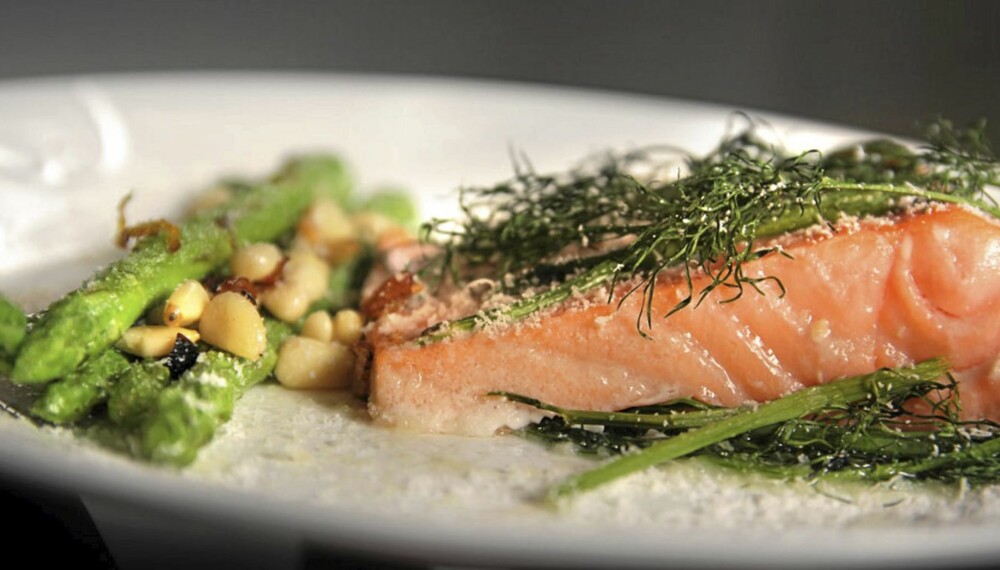 OPPSKRIFT PÅ OVNSBAKT LAKS: Denne laksen smaker av masse, frisk dill og serveres med asparges og mandler. OPPSKRIFT PÅ OVNSBAKT LAKS: Denne laksen smaker av masse, frisk dill og serveres med asparges og mandler.
