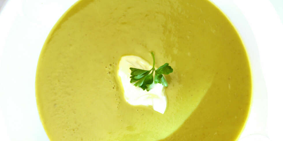 DAGENS MIDDAGSTIPS: Enkel ertesuppe med crème fraîche. DAGENS MIDDAGSTIPS: Enkel ertesuppe med crème fraîche.