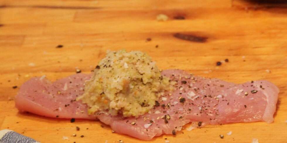 KALKUNBRYST: Legg fyllet på kalkunbrystet. Ha på salt og pepper. KALKUNBRYST: Legg fyllet på kalkunbrystet. Ha på salt og pepper.