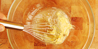 VINAIGRETTE: Pisk sammen alt utenom olivenoljen. VINAIGRETTE: Pisk sammen alt utenom olivenoljen.
