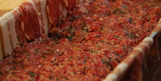 KJØTTBRØD: Farse og bacon i brødform. KJØTTBRØD: Farse og bacon i brødform.
