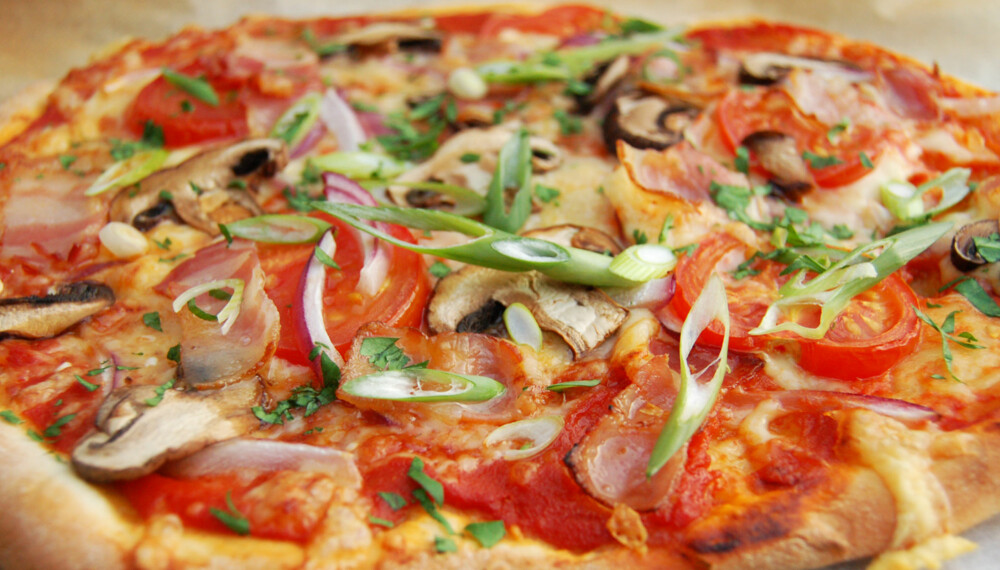 DIGG: Pizza med bacon, tomat, aromasopp, rødløk, vårløk og persille. DIGG: Pizza med bacon, tomat, aromasopp, rødløk, vårløk og persille.