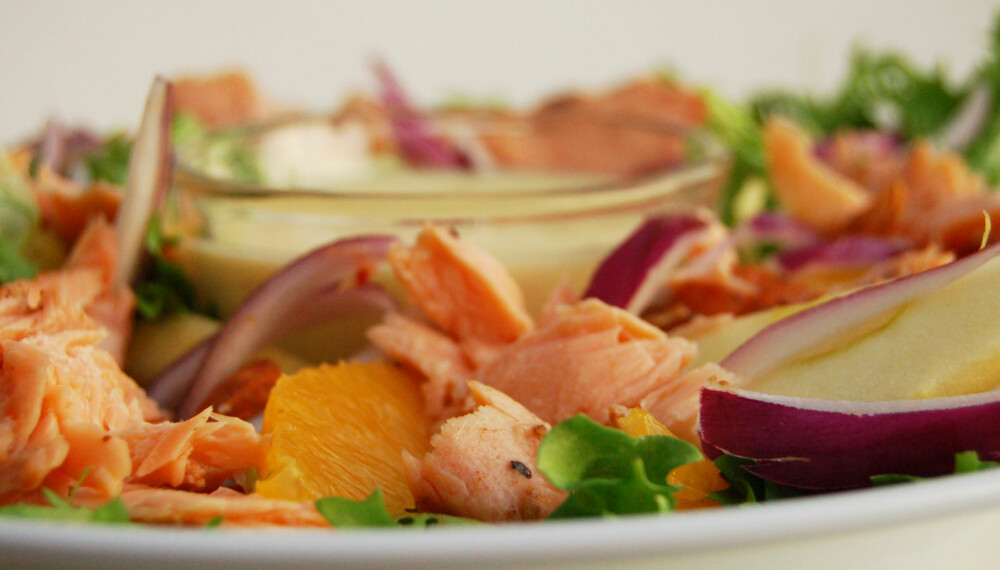 SALAT: Med varmrøkt laks, frukt og pepperkremet dressing. SALAT: Med varmrøkt laks, frukt og pepperkremet dressing.