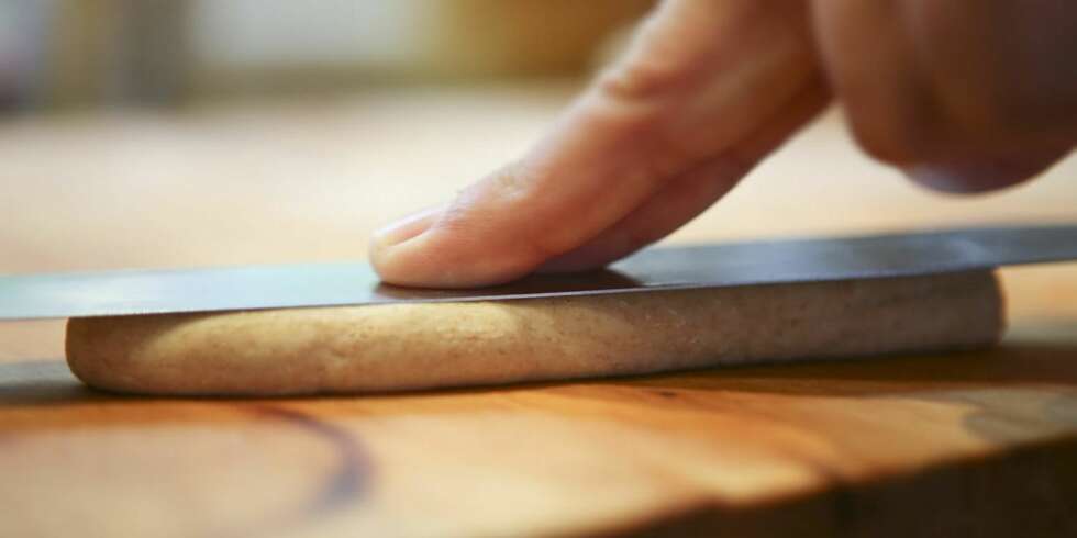 SLIK LAGER DU PØLSEBRØD: Rull deigen sammen til pølser og trykk dem flate med en kniv eller en palette. SLIK LAGER DU PØLSEBRØD: Rull deigen sammen til pølser og trykk dem flate med en kniv eller en palette.