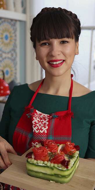 RACHEL KHOO: Her kommer Rachel Khoo med en svensk smørgårdstorta. RACHEL KHOO: Her kommer Rachel Khoo med en svensk smørgårdstorta.