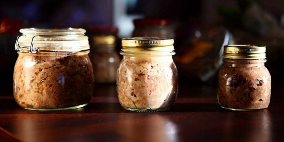 OPPSKRIFT PÅ RILLETTES. Rillettes er patéens rufsete bror. Kulere, bedre og lettere å lage. OPPSKRIFT PÅ RILLETTES. Rillettes er patéens rufsete bror. Kulere, bedre og lettere å lage.