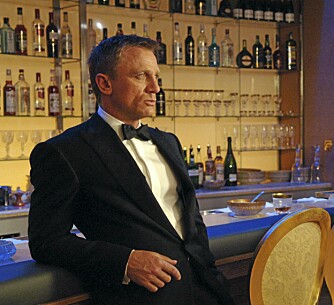 MARTINI: Shaken, not stirred, sier James, her representert ved Daniel Craig. Foto: Stella Pictures MARTINI: Shaken, not stirred, sier James, her representert ved Daniel Craig. Foto: Stella Pictures