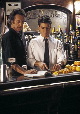 RED EYE: Tom Cruise og Brian Brown som slicke bartendere i Cocktail. Foto: Stella Pictures RED EYE: Tom Cruise og Brian Brown som slicke bartendere i Cocktail. Foto: Stella Pictures