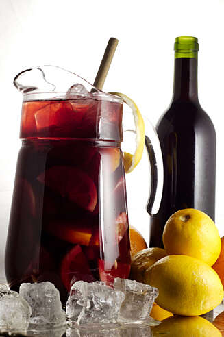 SMAK AV SPANIA: Lag en mugge sangria og del med gode venner i varmen. SMAK AV SPANIA: Lag en mugge sangria og del med gode venner i varmen.
