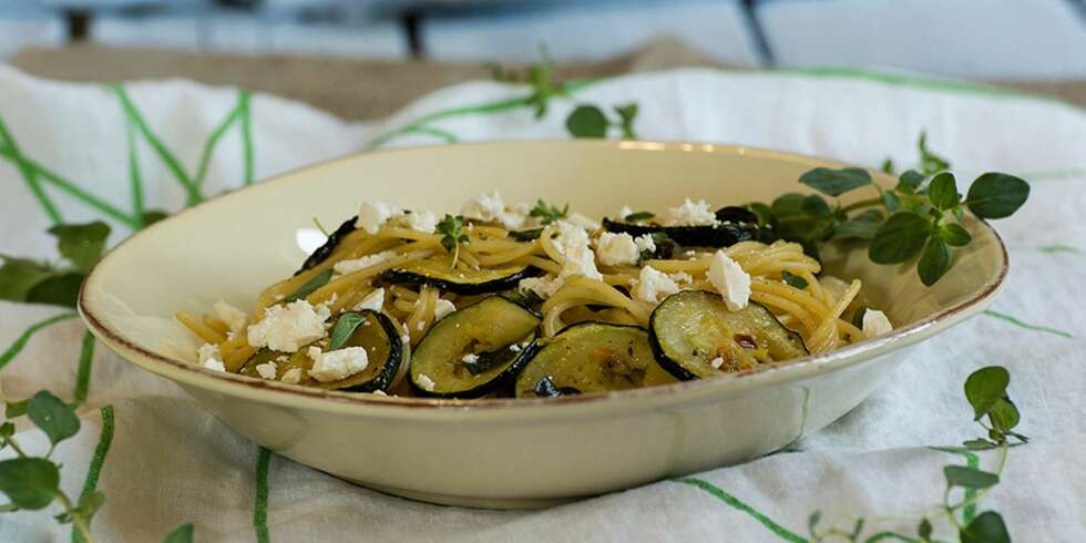 Rask middag: spagetti med squash og fetaost Rask middag: spagetti med squash og fetaost