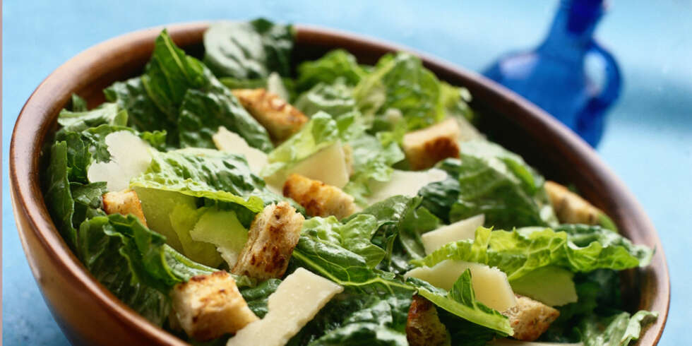 ENKELT OG GODT: Cæsarsalat består av få ingredienser, dressingen gjør underverker. ENKELT OG GODT: Cæsarsalat består av få ingredienser, dressingen gjør underverker.