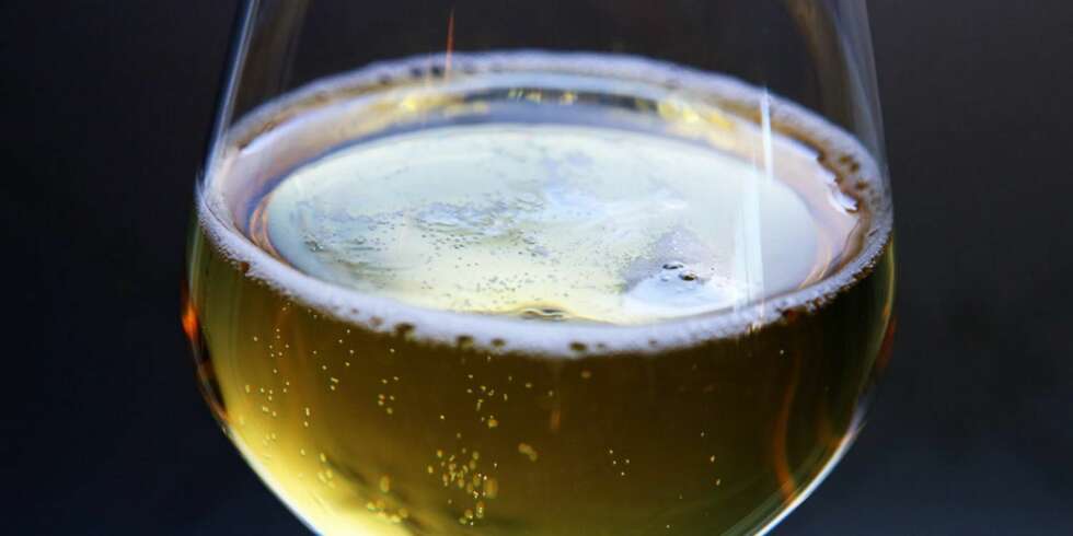 CLARA: Det er drikken som kalles shandy i England og panache i Frankrike. Kjært barn har mange navn. I Spania kalles den clara. Og det er 50/50 øl og sitronbrus. CLARA: Det er drikken som kalles shandy i England og panache i Frankrike. Kjært barn har mange navn. I Spania kalles den clara. Og det er 50/50 øl og sitronbrus.