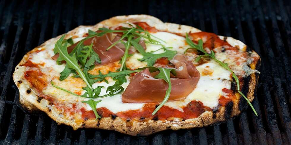 Grillmat: pizza på grillen Grillmat: pizza på grillen