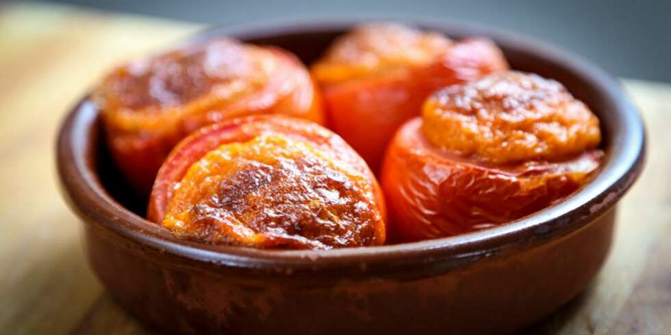 BAKTE TOMATER: Fyll tomatene med en mystisk paellablanding. BAKTE TOMATER: Fyll tomatene med en mystisk paellablanding.
