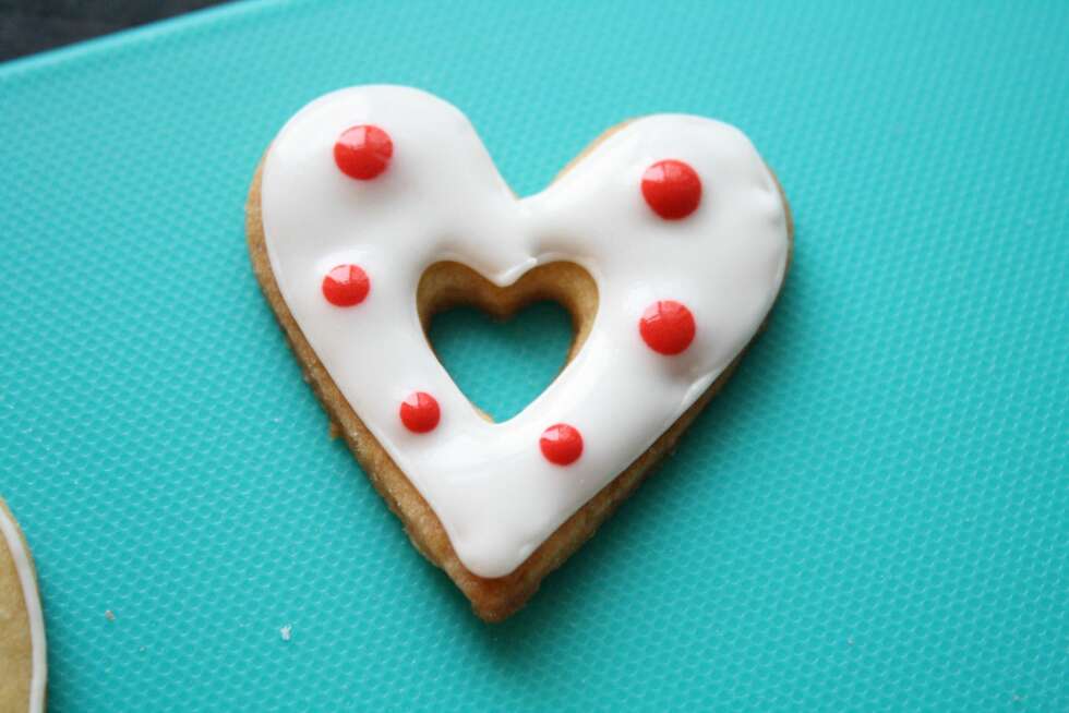 HJERTECOOKIES: Lag først dråper med rød glasur. HJERTECOOKIES: Lag først dråper med rød glasur.