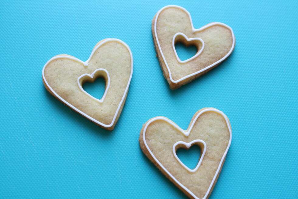 HJERTECOOKIES: Lag først en ramme med den stive glasuren. HJERTECOOKIES: Lag først en ramme med den stive glasuren.
