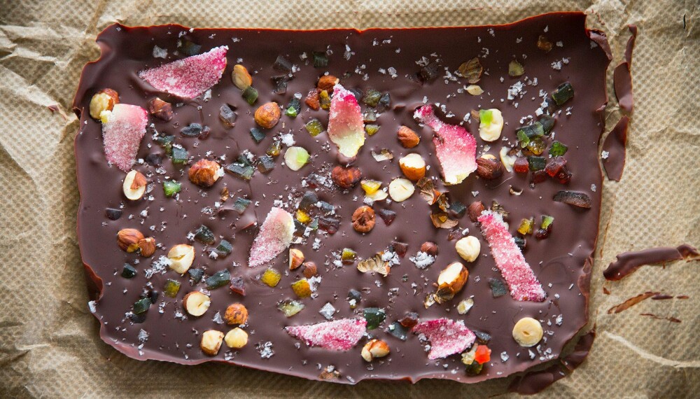 SJOKOLADEPLATE MED NØTTER OG BLOMSTER: En dessert for deg som ikke kan lage dessert. Serverer du denne blir alle glade. SJOKOLADEPLATE MED NØTTER OG BLOMSTER: En dessert for deg som ikke kan lage dessert. Serverer du denne blir alle glade.