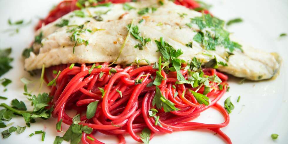 RØD PASTA: Det er ikke vrient lage rød pasta. Og du kan glede deg til å servere den. RØD PASTA: Det er ikke vrient lage rød pasta. Og du kan glede deg til å servere den.