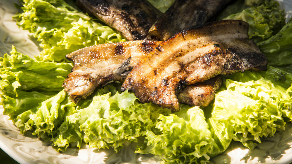 GRILLSKIVER OG SALAT: Her er en av de kjappeste middagene du lager på grillen. GRILLSKIVER OG SALAT: Her er en av de kjappeste middagene du lager på grillen.