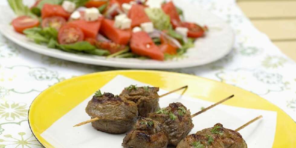 Saftige grillspyd med gresk salat til Saftige grillspyd med gresk salat til