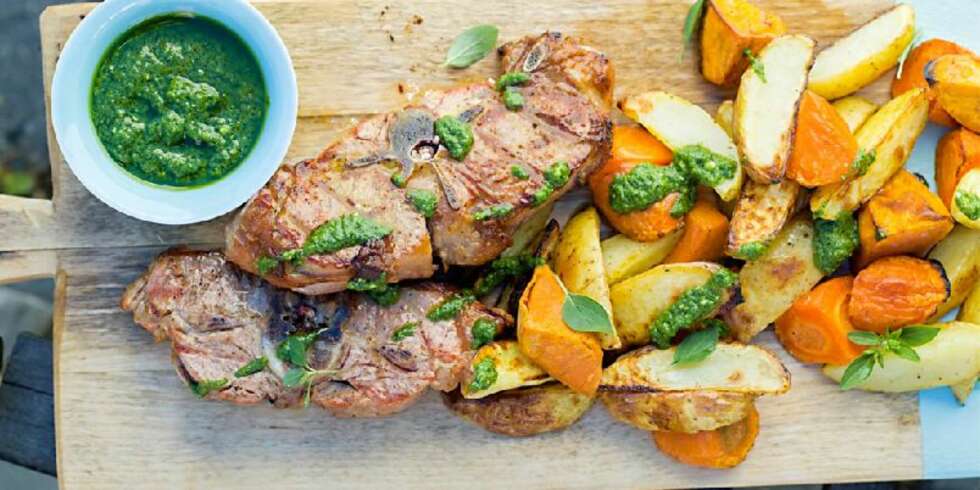 Grillede lammekoteletter med basilikumpesto og råstekte grønnsaker Grillede lammekoteletter med basilikumpesto og råstekte grønnsaker