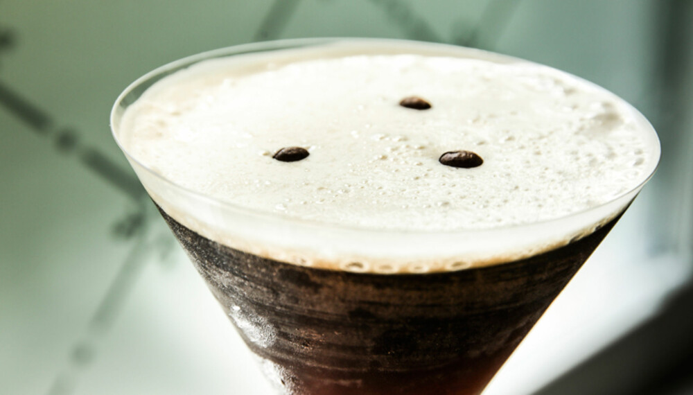 ESPRESSO MARTINI: Dette er drinken som er alt og kan alt; aperitif, avec og dessert. ESPRESSO MARTINI: Dette er drinken som er alt og kan alt; aperitif, avec og dessert.