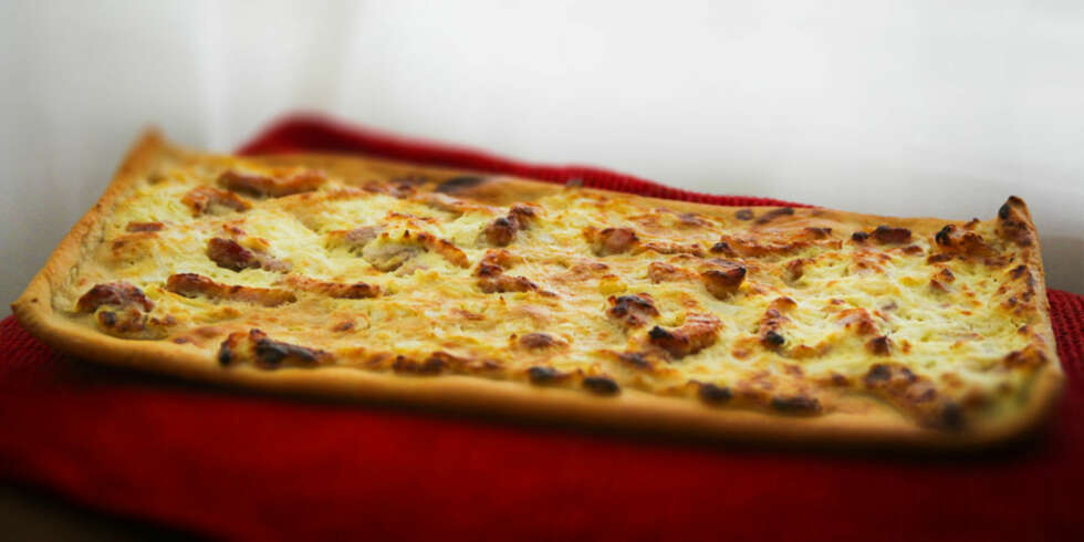 OPPSKRIFT PÅ TARTE FLAMBÉE: Tarte flambée er en enkel form for pizza som kommer fra Alsace i Frankrike. OPPSKRIFT PÅ TARTE FLAMBÉE: Tarte flambée er en enkel form for pizza som kommer fra Alsace i Frankrike.