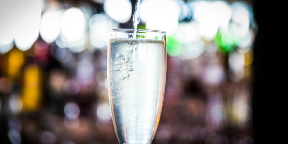 OPPSKRIFT PÅ FRENCH 75: Drinken gir deg et realt løft. OPPSKRIFT PÅ FRENCH 75: Drinken gir deg et realt løft.