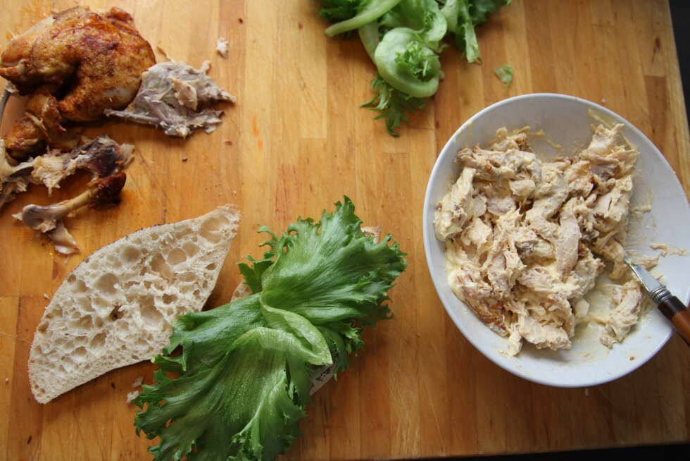 Legg salat på rundstykket. Legg salat på rundstykket.