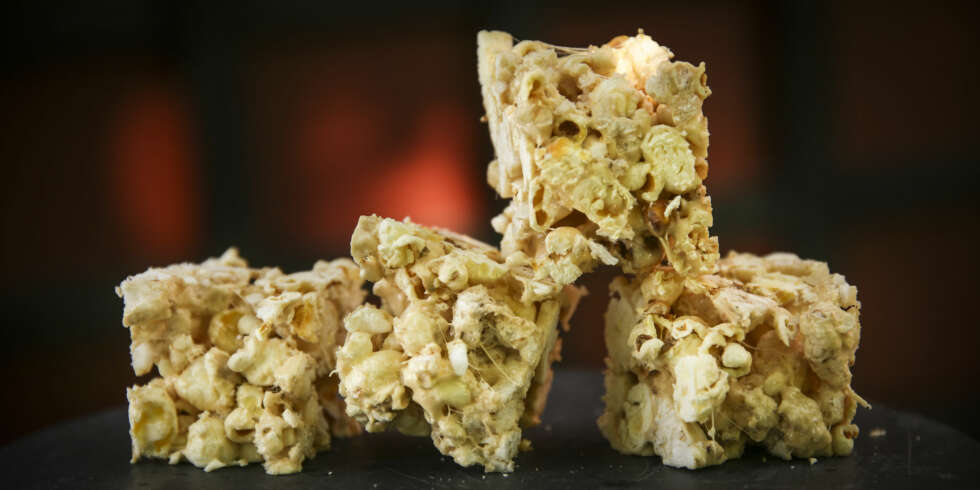 KAKE MED MARSMALLOW OG POPCORN: Det er gøy å bake når du slipper å bake. KAKE MED MARSMALLOW OG POPCORN: Det er gøy å bake når du slipper å bake.