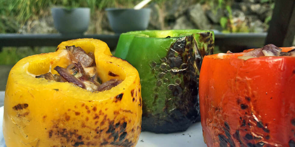 GRILLET PAPRIKA: Prøv og grill dem godt på alle kanter, men bare om du klarer det uten av fyllet ikke ramler ut. GRILLET PAPRIKA: Prøv og grill dem godt på alle kanter, men bare om du klarer det uten av fyllet ikke ramler ut.