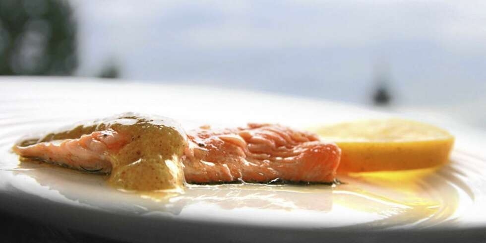 ENKEL SAUS: Du trenger bare to ingredienser for å lage en god saus. Sennep og olje, for eksempel. ENKEL SAUS: Du trenger bare to ingredienser for å lage en god saus. Sennep og olje, for eksempel.
