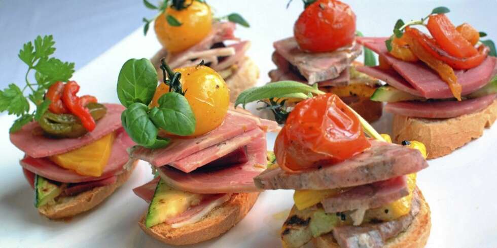 JULETAPAS: Lag herlige bruschetta med julepålegg til gjestene dine. JULETAPAS: Lag herlige bruschetta med julepålegg til gjestene dine.