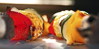 Snu spydene to-tre ganger når du griller dem. Snu spydene to-tre ganger når du griller dem.
