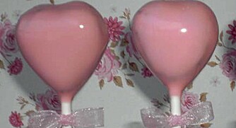 HJERTER: Eller starten på det som skal bli cake pops formet som Hello Kitty. HJERTER: Eller starten på det som skal bli cake pops formet som Hello Kitty.