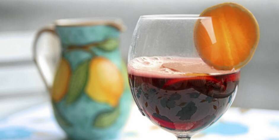 LESKENDE: Sangria er basert på vin og frukt, og kanskje enda noen ingredienser. Foto: Erik Hannemann LESKENDE: Sangria er basert på vin og frukt, og kanskje enda noen ingredienser. Foto: Erik Hannemann