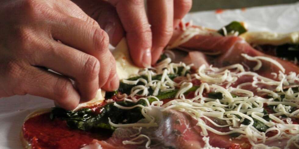 RULL: Ta tak i kanten og rull opp rundt hele pizzaen. RULL: Ta tak i kanten og rull opp rundt hele pizzaen.