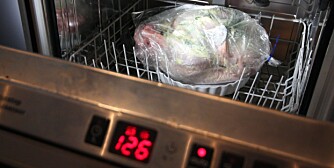 Kalkunen er i oppvaskmaskinen. Maskinen er programert på det lengste programmet med den høyeste varmen. Kalkunen er i oppvaskmaskinen. Maskinen er programert på det lengste programmet med den høyeste varmen.