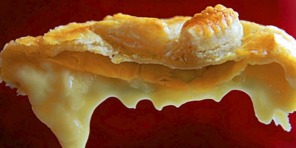 ANNERLEDES DESSERT: Pakk osten inn i butterdeig, ha på honning og bak den gyllen i ovnen. Mmmm... ANNERLEDES DESSERT: Pakk osten inn i butterdeig, ha på honning og bak den gyllen i ovnen. Mmmm...