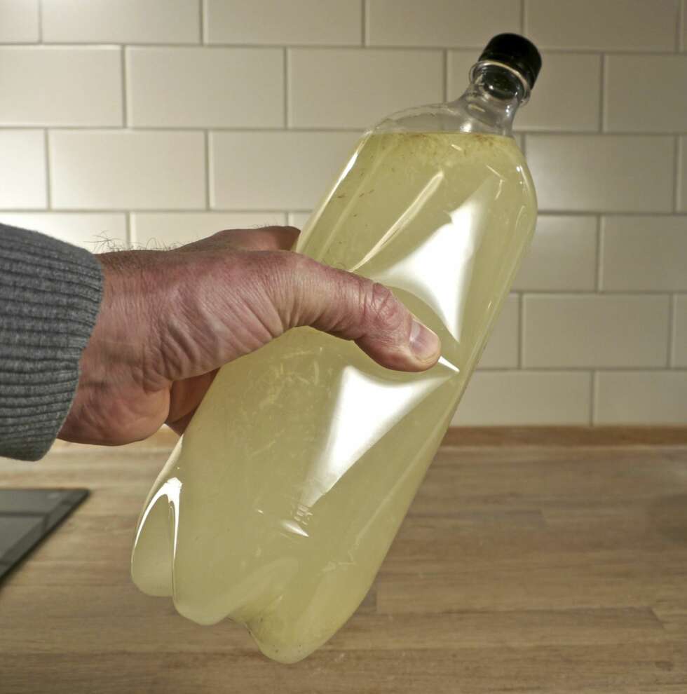 Gjæring: Sett flasken til gjæring.Det tar omtrent ett døgn. Klem på flasken. Her ser du flasken før gjæring. Når den er ferdig klarer du bare å klemme inn noen millimeter. Gjæring: Sett flasken til gjæring.Det tar omtrent ett døgn. Klem på flasken. Her ser du flasken før gjæring. Når den er ferdig klarer du bare å klemme inn noen millimeter.