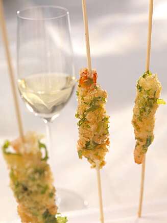 KNAS PÅ PINNE: Urtepanerte og friterte scampi med søt-syrlig-sterk saus til å dyppe dem i. KNAS PÅ PINNE: Urtepanerte og friterte scampi med søt-syrlig-sterk saus til å dyppe dem i.
