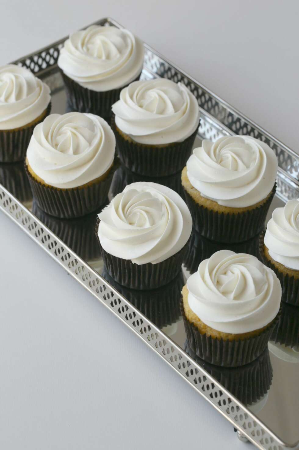 OPPSKRIFT PÅ CUPCAKES: Slik skal det se ut etter baking og når du toppingen er på. OPPSKRIFT PÅ CUPCAKES: Slik skal det se ut etter baking og når du toppingen er på.
