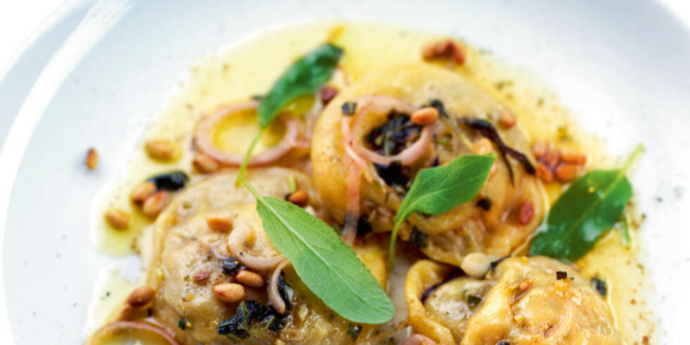 FORRETT: Steinsoppravioli med salvie. FORRETT: Steinsoppravioli med salvie.